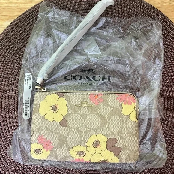 💝🆕💝 Corner Zip Wristlet In Signature Canvas With Floral Print - Picture 5 of 10